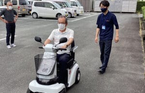 試乗する男性