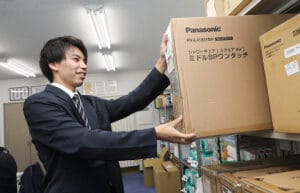 用品を出す男性