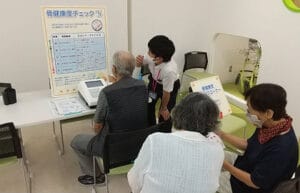 説明する男性