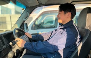 運転する男性
