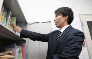 資料を確認する男性