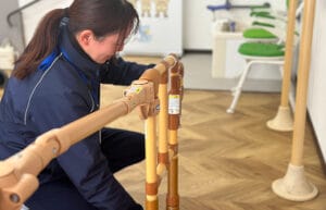 用品を清掃する女性