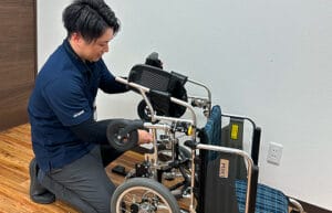 車椅子を広げる男性